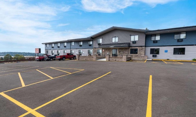 Madison Cabin | Econo Lodge Madison East