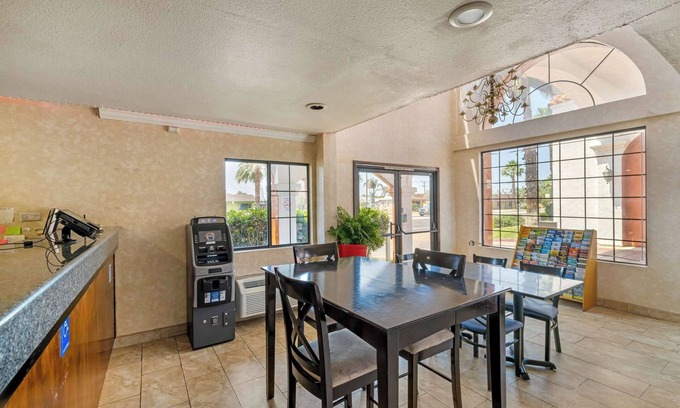 Moreno Valley Hotel | Econo Lodge Moreno Valley