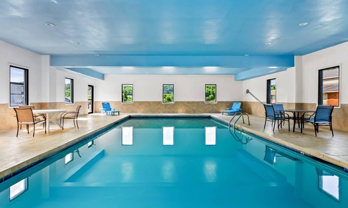 Bradley Hotel | Econo Lodge Mt. Hope - Beckley