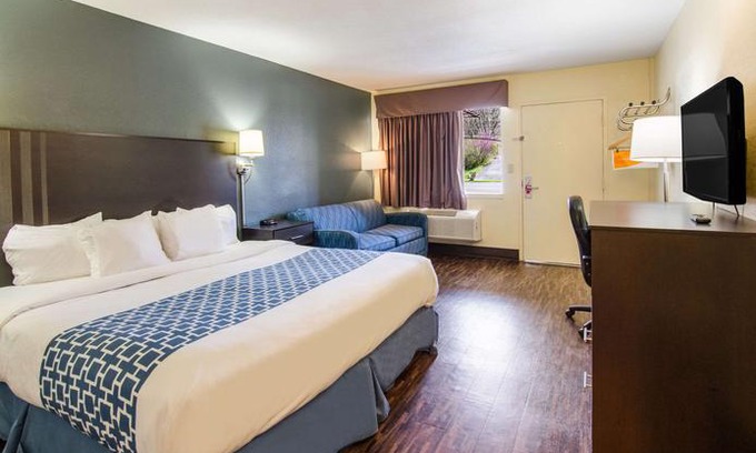 Bristol Hotel | Econo Lodge Near Motor Speedway