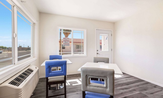 Needles Hotel | Econo Lodge Needles