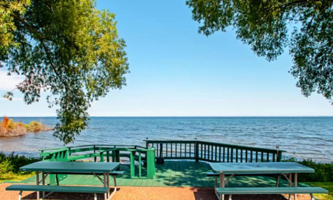 Menominee Hotel | Econo Lodge on the Bay