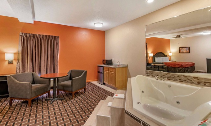 Mitchell Hotel | Econo Lodge & Suites Granite City