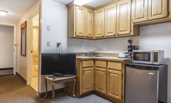Saint John Hotel | Econo Lodge & Suites Saint John