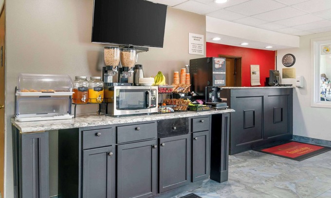 Traverse City Hotel | Econo Lodge Traverse City