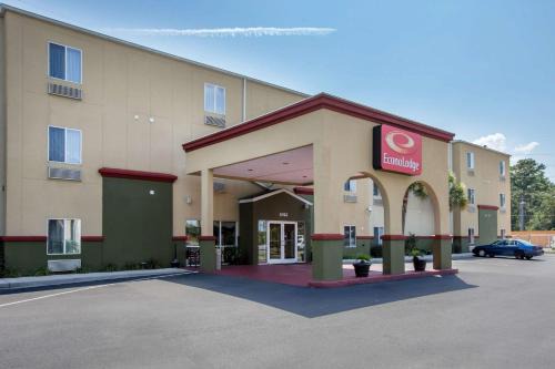 Valdosta Cabin | Econo Lodge Valdosta Mall Area