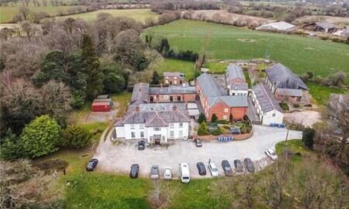 Mynydd Isa House | Economy Double Room Private Bathroom Free Wi-Fi Walk-in Shower