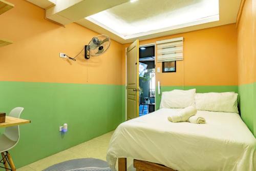 Santolan House | Economy Room with Private Bath near LRT Santolan Pasig