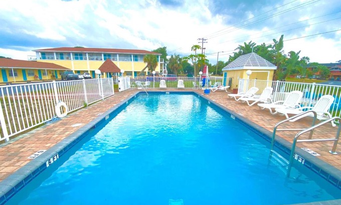Cypress Gardens Hotel | Economy Suites