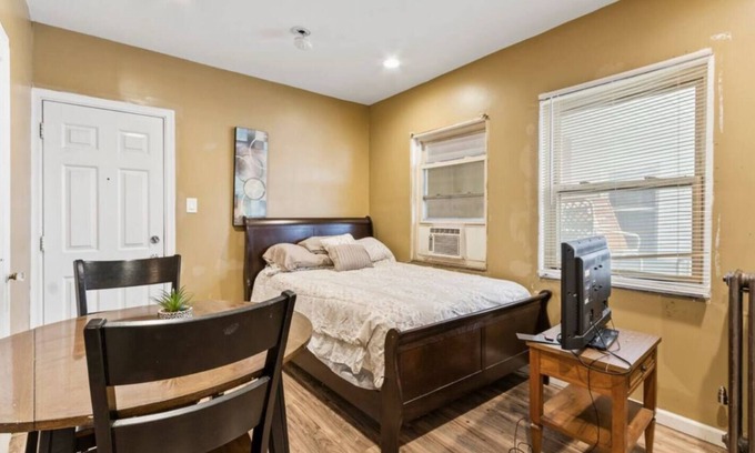 Ecorse Apartment | Ecorse Riverfront Retreat Close to dining & shops