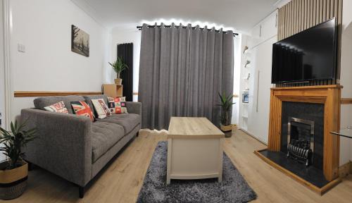 Alibon House | EcuaStay New Luxurious 4 Bedroom Home with Garden and parking