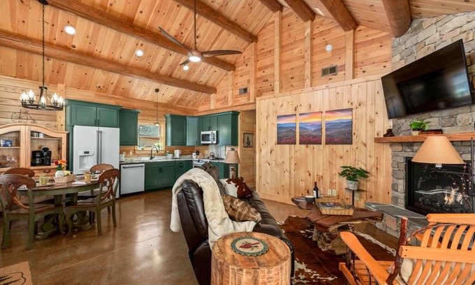 Hendersonville Cabin | Ecusta Trailhead Cabin