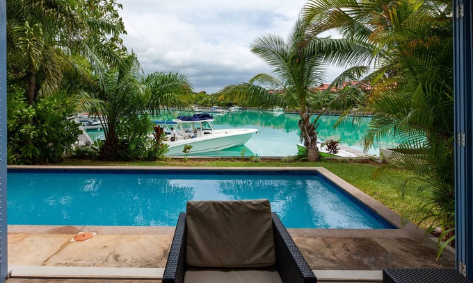 Mahe Island House | Eden Island: Magnificent villa with private pool