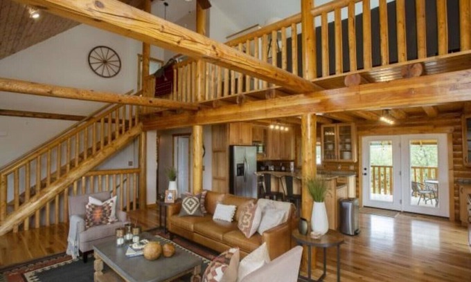 Wolf Creek Cabin | Eden Log Cabin/Near Lake & Ski Resorts
