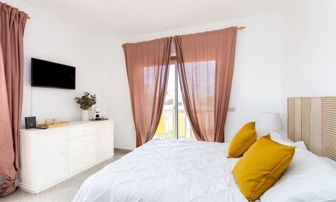 San Isidro Apartment | Eden Rentals 102 Surfy Stylish BedandCoffee Balcony