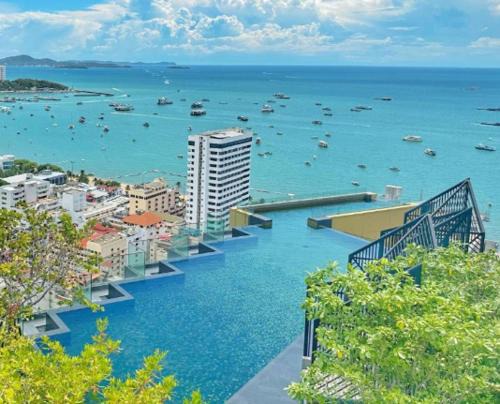 Pattaya Bay Apartment | Edge Central Pattaya Residence with Living Room