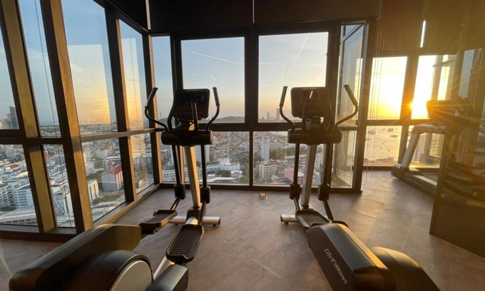 Pattaya Bay Apartment | Edge Central Pattaya SeaView with Infinity Pool & Free Netflix