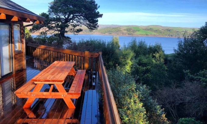 Inverness House | Edgemont | Modern Escape, Stunning Views & Comfort