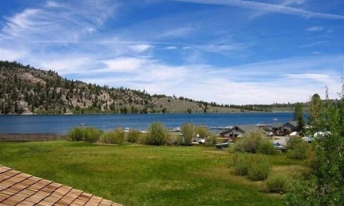 June Lake Condo | Edgewater #6 2 bed/2 bath