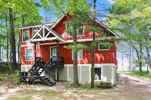 South Haven House | Edgewater Bluffs - Lakefront - Hot Tub - Firepit