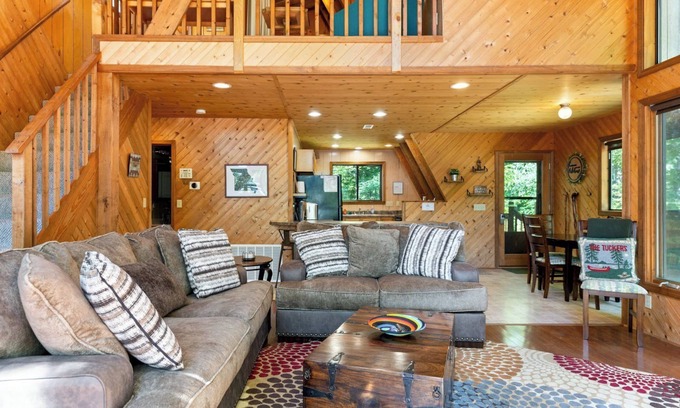 Treloar Ski Chalet | Edgewater Escape w/Hot Tub by StayLage