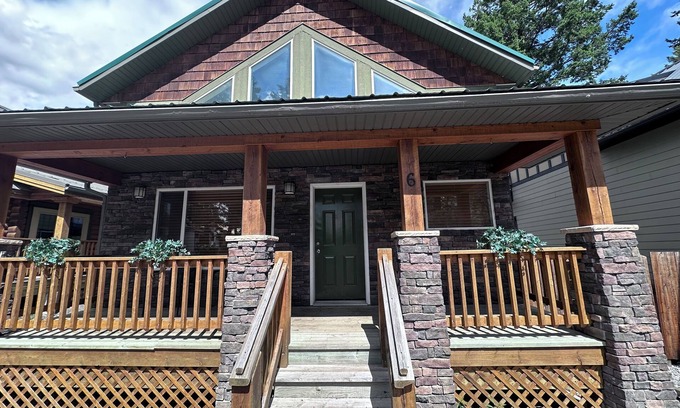 East Kootenay Cabin | Edgewater Escape: Your Cozy Cabin Getaway