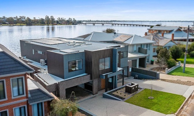 Yarrawonga House | Edgewater on Irvine