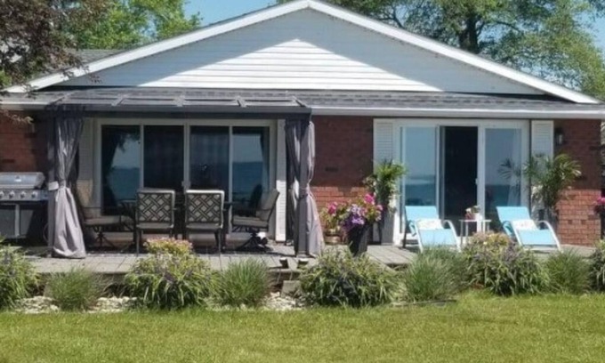 Dunnville House | Edgewater Retreat by Erie