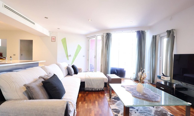 Maribyrnong House | Edgewater Rivera Entire 4 BR 2 Story House, Edgewater Rivera Holiday Rental
