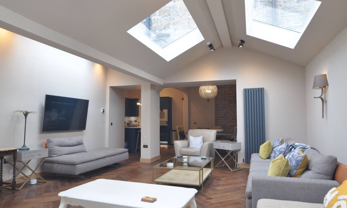 Tollcross House | Edinburgh City Centre Townhouse. Six bedrooms and six bathrooms