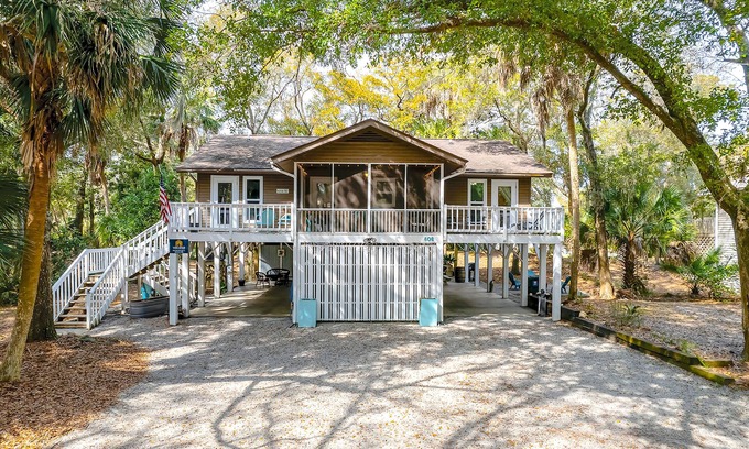 Edisto Island House | Edisto Beach 4 bedroom house with outdoor shower, grill, & spacious living area