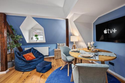 Zwickau Apartment | EDLER WOHNRAUM Modernes Vorstadtstudio mit Emma-Bett, Garten & Kaffeevollautomat