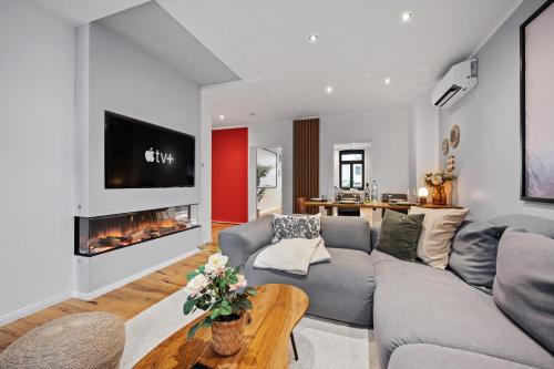 Zentrum Apartment | EDLER WOHNRAUM Schloßteich-Suite 3 SZ mit zwei Balkonen, Kaffeevollautomat, Kamin, Klima, Lift & zwei Parkplätzen