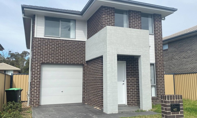 Edmondson Park House | Edmondson Park 4BrHouse/Parking/Ed Square