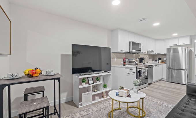 Old Strathcona House | Edmonton Whyte Ave Private Basement Suite π Sleeps 4!