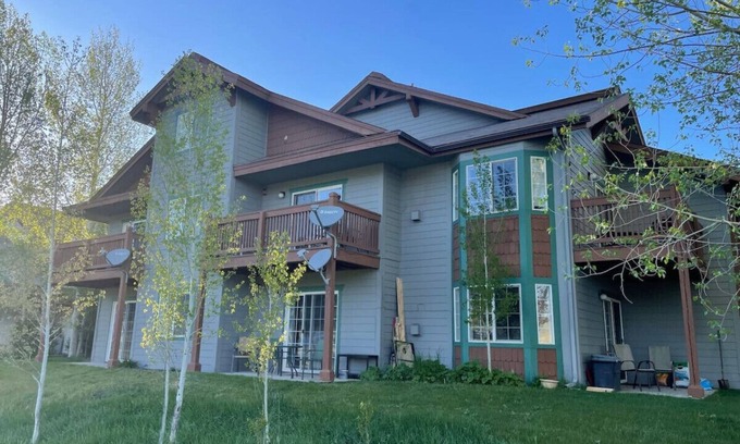Edwards Condo | Edwards Mountain Chic On River Pool and Hot Tubs