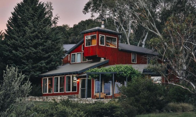 East Jindabyne House | Edzell - 5BR Luxury Living l Amazing Lakefront Home l Games Room l Tennis Court l WiFi