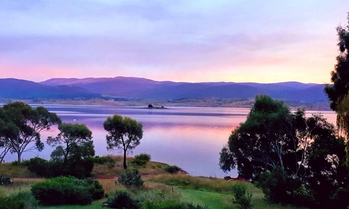 East Jindabyne House | Edzell - Waterfront Luxury on Lake Jindabyne in the Australian Snowy Mountains