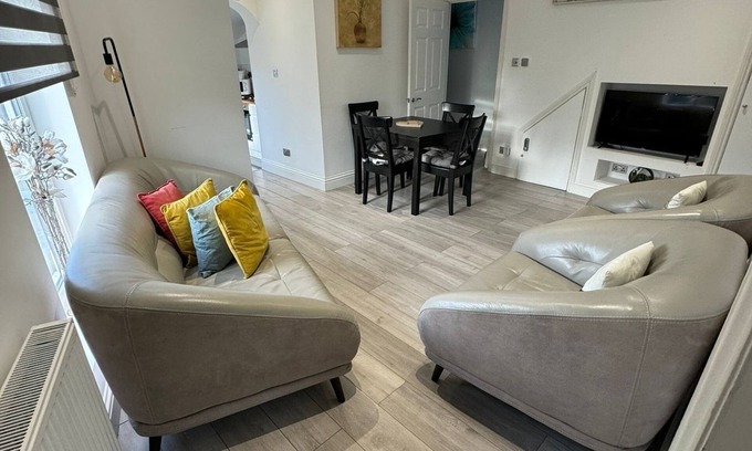Selhurst Apartment | EEJs Modern 3 bed apartment - near station