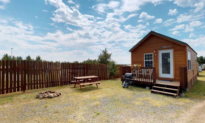 Island Park Cabin | EF Foxtail Cabin * Wifi & Satellite Access, Bbq Grill, Sleeps 4, Fire Pit, 32 Miles to Yellowstone