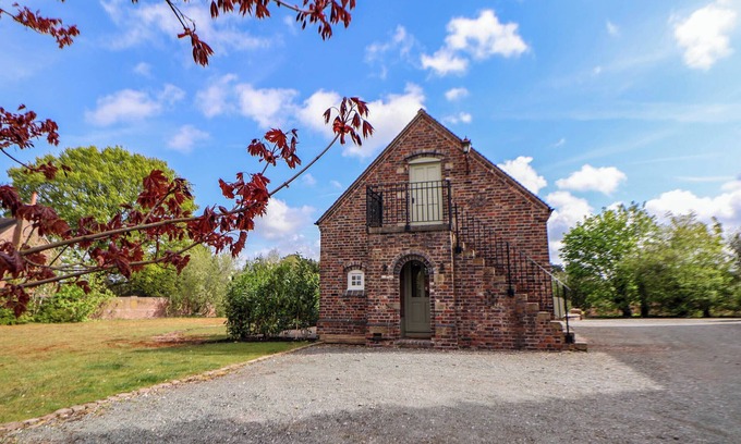 Wrinehill Cottage | EGERTON COTTAGE, pet friendly, character holiday cottage in Betley