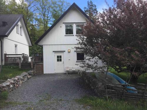 Tyreso House | Eget hus i Tyresö Trollbäcken, kanoter ingår.