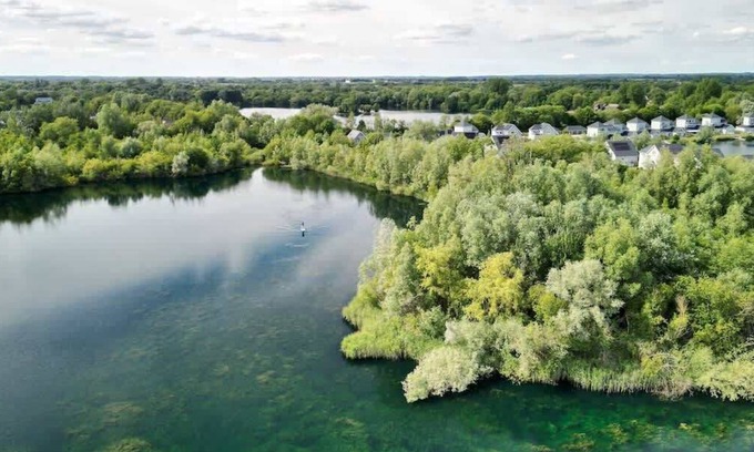 Ampney Crucis House | Egret Lodge | Lakeside Hot Tub Retreat + Kayaks