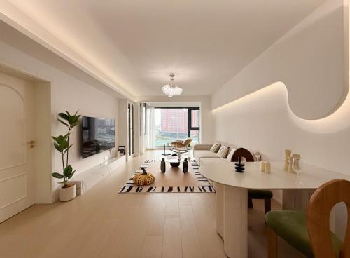 Huangpu Apartment | EHUB - Modern Rare 4-Bedroom APT, 50m from subway