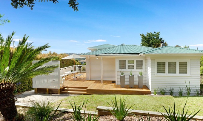 Oneroa House | Eight on Church - near Mudbrick & Cable Bay - Comfortable Stylish Premium Holiday Home