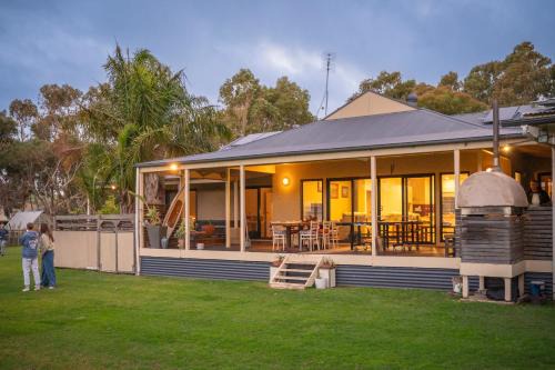 Hay Flat House | Eighteenontonto.