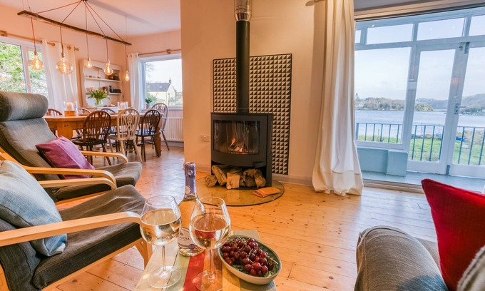 Menai Bridge Cottage | Eigionfa - an on the beach that sleeps 8 guests in 3 bedrooms
