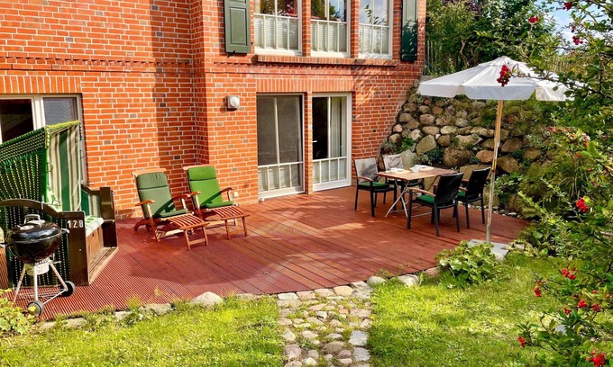 Glowe Apartment | Ein Steinwurf zum Ostseestrand: Ferienwohnung Martha mit Terrasse