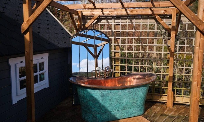 Pontsticill House | Ein Trysor Cudd | Outdoor tub | Incredible Views