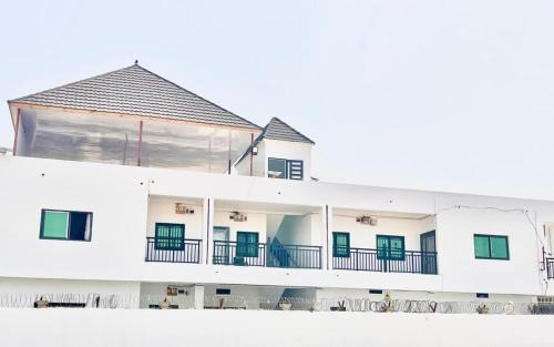 West Coast Division House | EJ Apartments